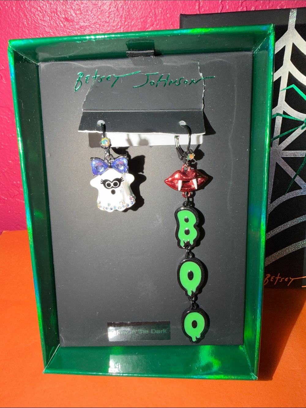 Betsey Johnson White Ghost & Green BOO Dangle Earrings. Halloween. In gift box. - Picture 3 of 8